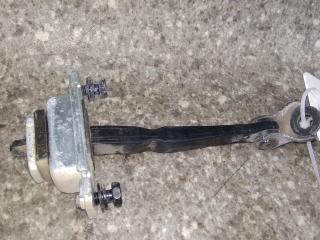 ограничитель открывания двери Hyundai i30 FD 2010